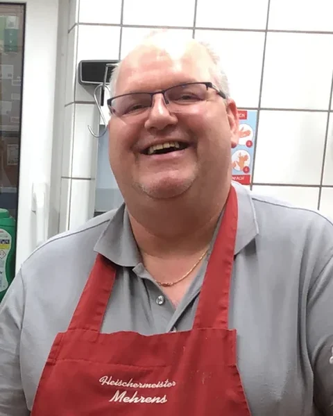 Fleischermeister Mehrens: Stefan Mehrens lacht in die Kamera