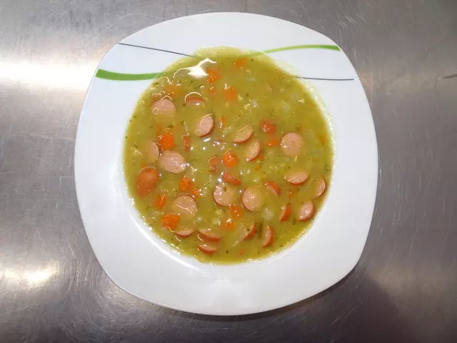 Erbsensuppe mit Wursteinlage auf einem Teller appetitlich angerichtet,Fleischermeister Mehrens